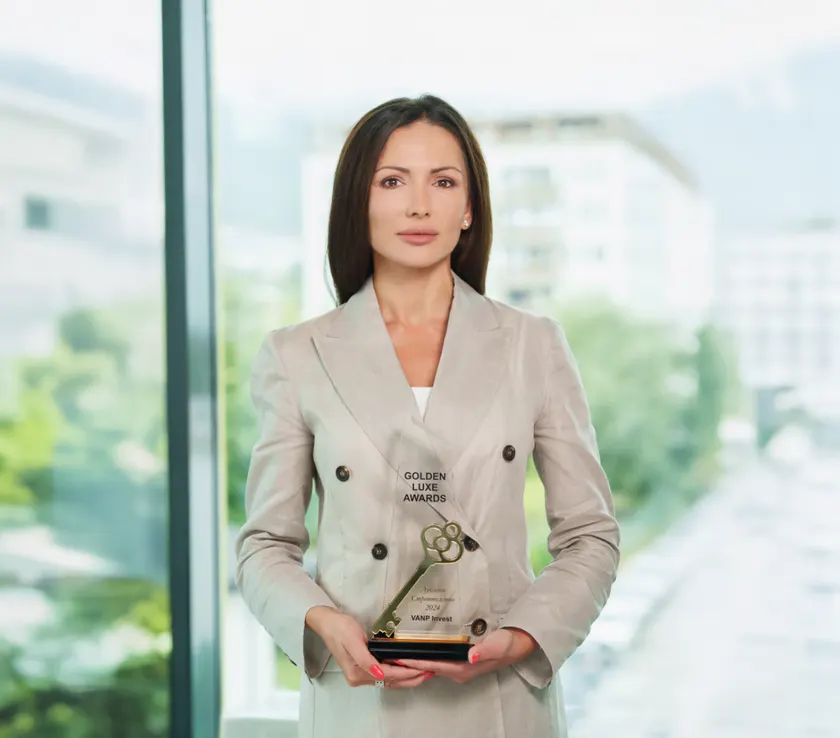 Ivelina Mihaleva holding the Golden Luxe award